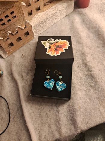 Boucles d'oreilles pendante cœur bleu pâte polymere