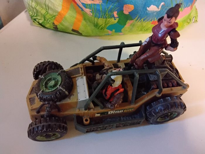 Véhicule militaire avec 3 bonshommes