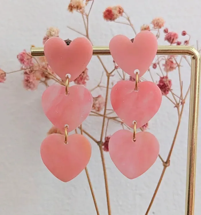 Boucles d'oreilles pendantes triple coeur rose paillettes