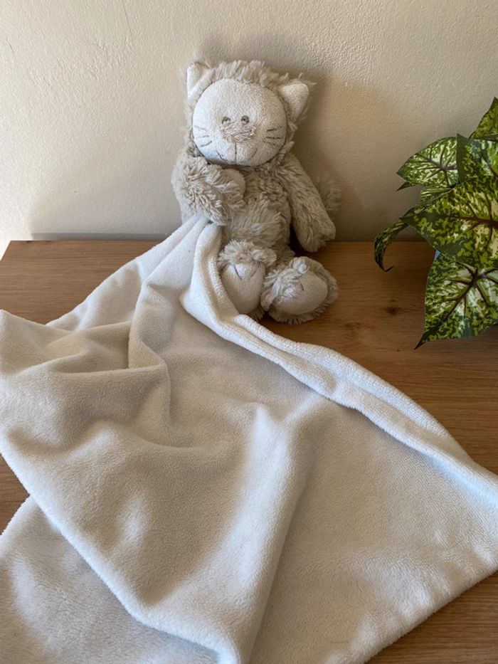 Doudou peluche chat gris beige mouchoir blanc la galleria