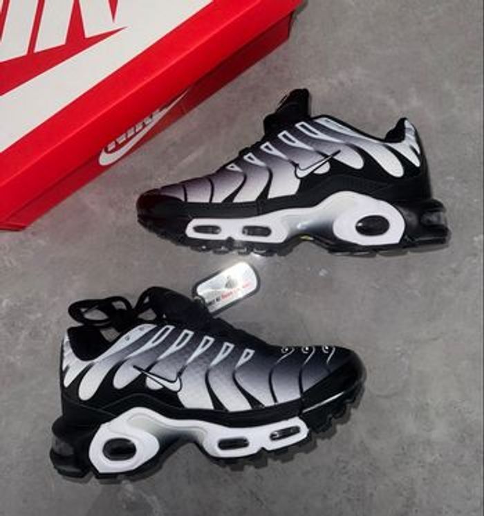 Nike tn noir gris blanc 34 - photo numéro 1