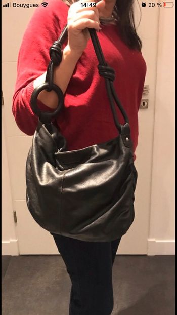 Sac à main en cuir noir Séquoia porté épaule
