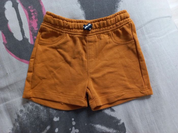 Short moutarde neuf 18 mois