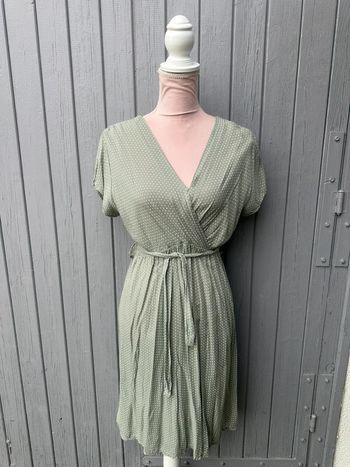 Robe d’été légère manches courtes décolleté verte claire pois blancs