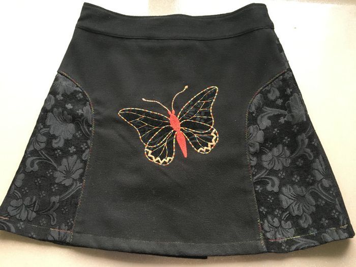 Jupe fantaisie broderie papillon - photo numéro 2