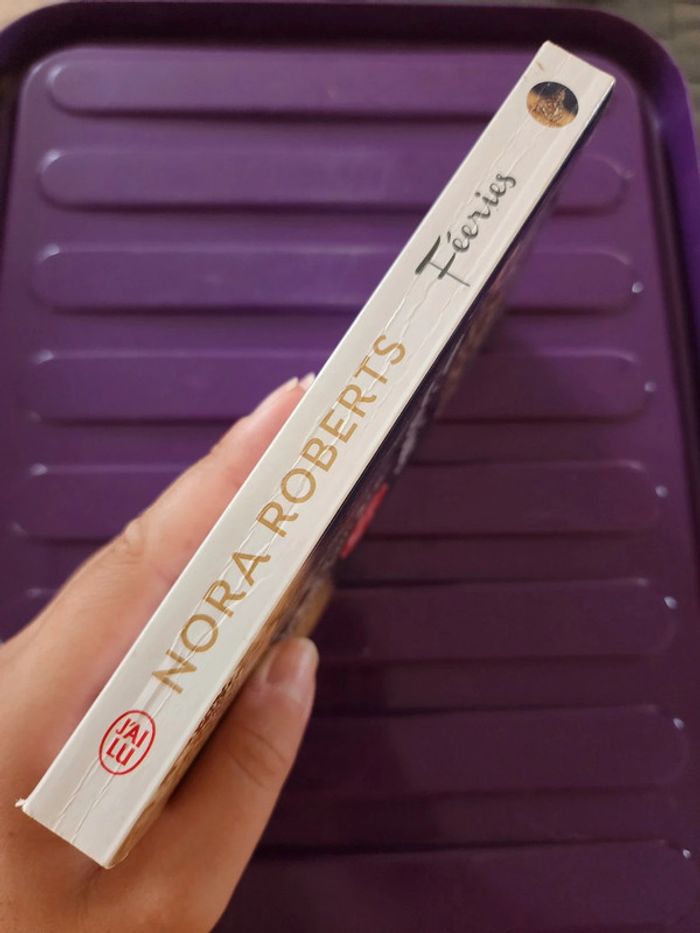 Livre de poche "féeries" de Nora Roberts - photo numéro 3