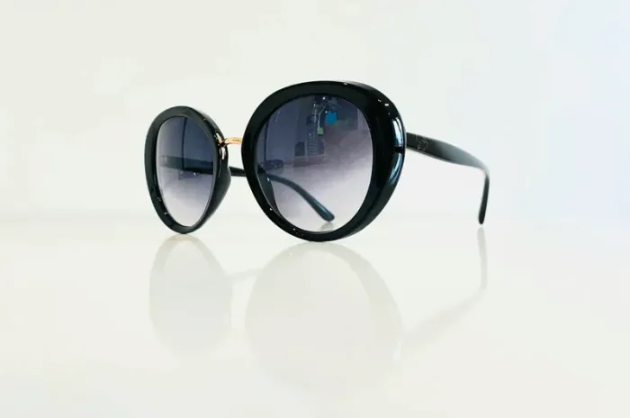 Lunette de soleil femme noire et dorée ovale verres dégradés UV protection catégorie 3 - photo numéro 8