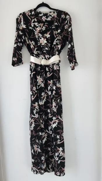 Robe longue fleurie avec ceinture – C.F Fashion