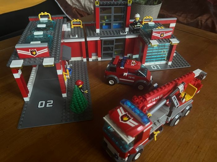 Lego caserne des pompiers 7945 - photo numéro 2