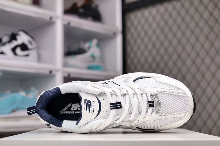 En stock : Baskets New Balance MR530. Un modèle prisé des célébrités et des blogueurs de mode en Eur - photo numéro 4