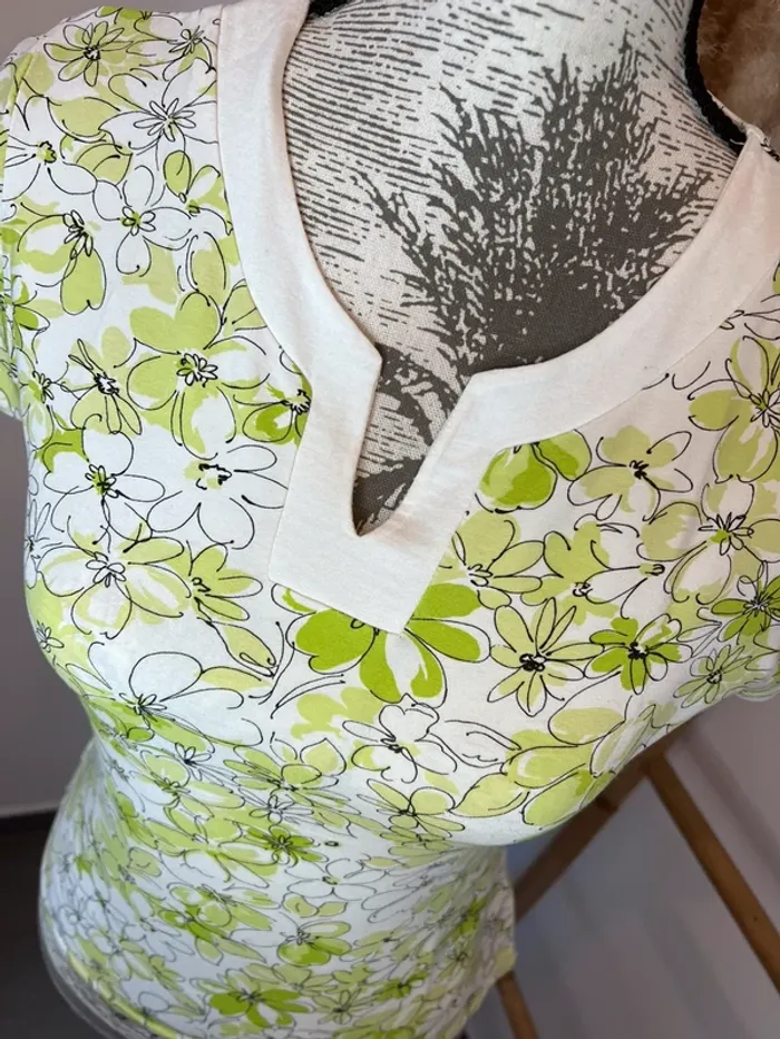 Tee-shirt fleuri vert et blanc - photo numéro 2