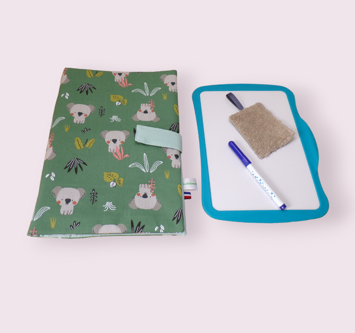 pochette range ardoise et crayons, effaceur offert, modèle koalas fond vert