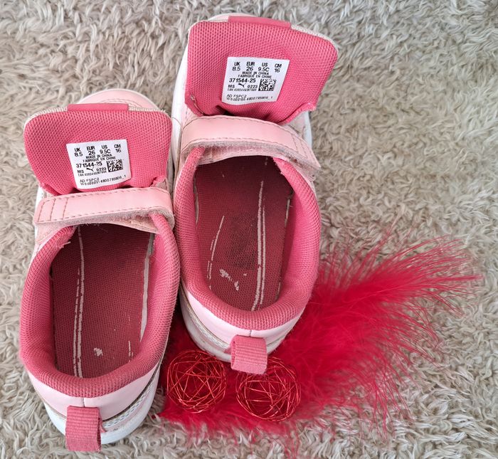 Baskets Puma roses et blanches pointure 26 - photo numéro 3