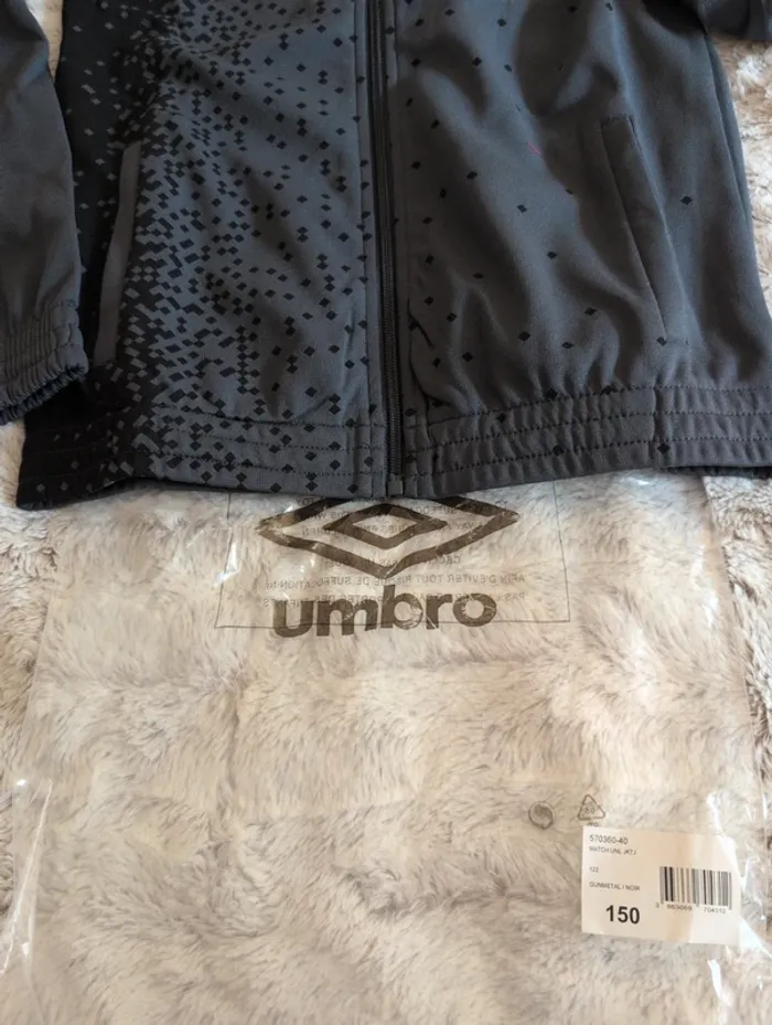 Veste de survêtement umbro. Gris. Neuf. 12 ans - photo numéro 2