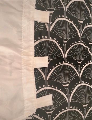 Rideau blanc et gris