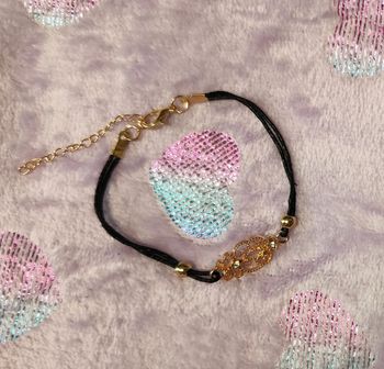 Bracelet noir et doré avec breloque dorée et zirconiums ajustable