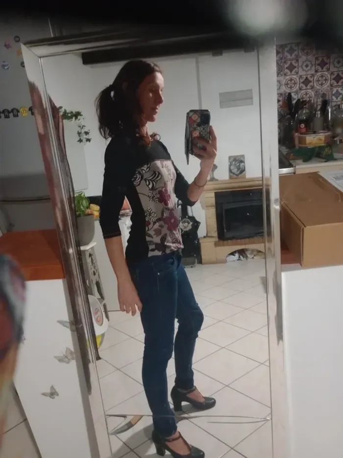 Top femme M noir et fleuri c87 - photo numéro 3
