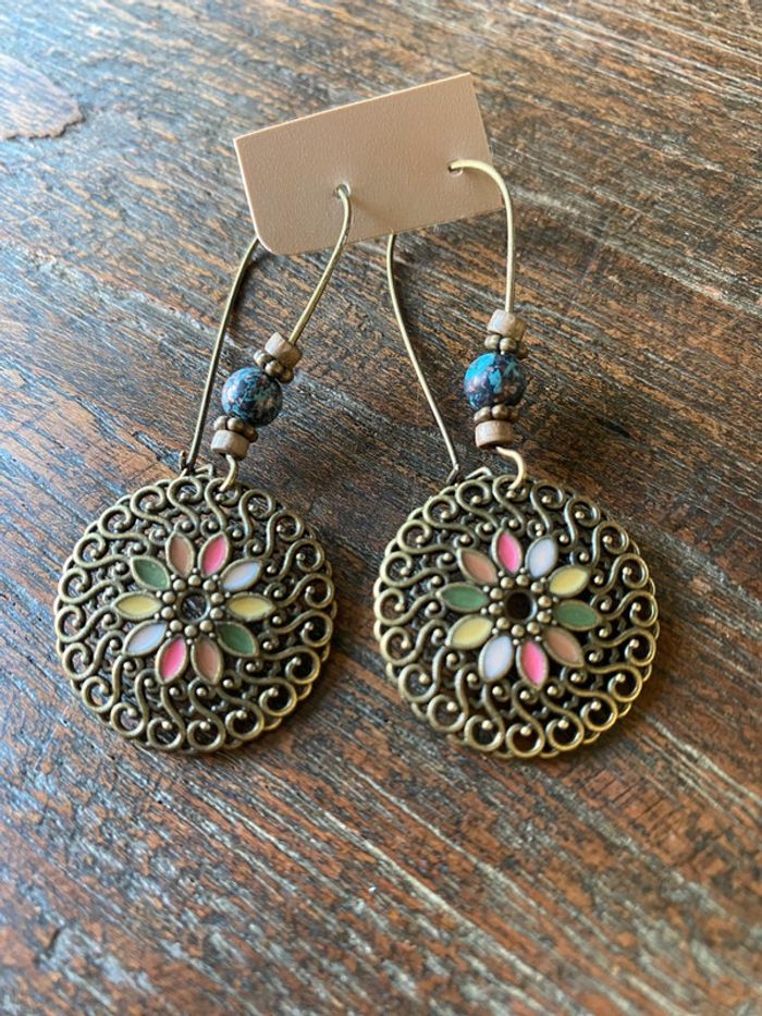 Magnifiques boucles d’oreilles colorées avec fleurs et perles - photo numéro 3