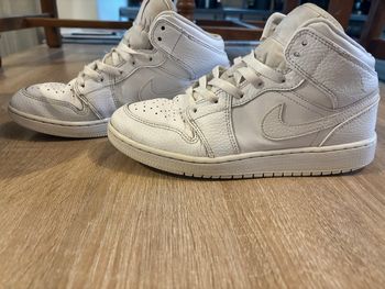 Nike Air Jordan 1 Mid – Blanc (US 6.5Y / EU 39)