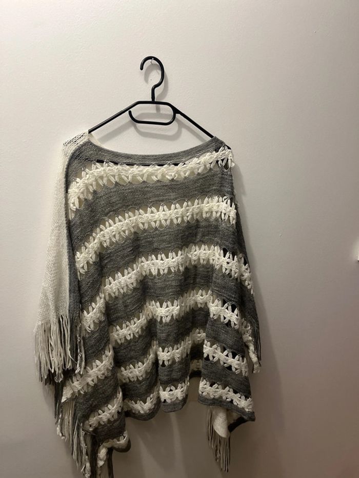 Poncho blanc et gris clair