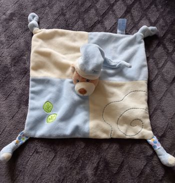 Doudou ours  carré plat bleu et crème- feuilles vertes - Gipsy