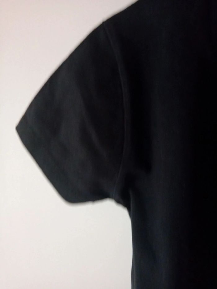 Joli Tee-shirt noir. Taille 9 ans - photo numéro 10