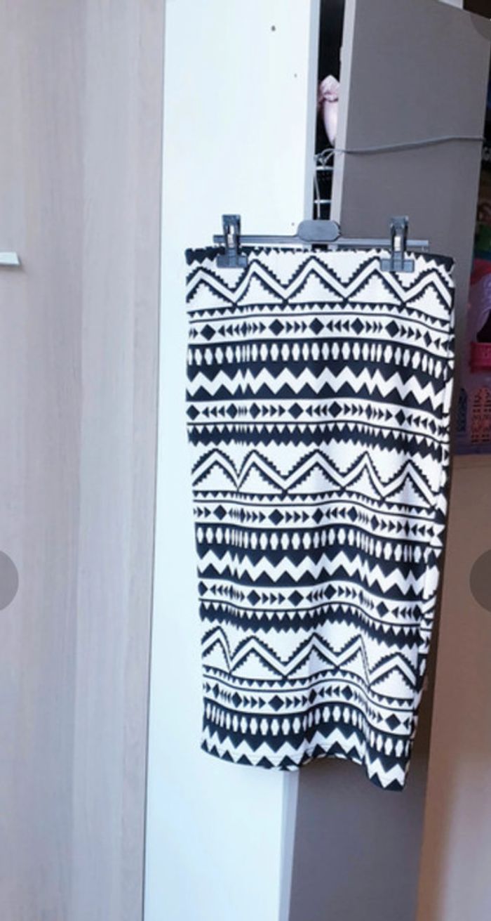 Neuve!!Tres jolie jupe tube moulante taille L - photo numéro 3