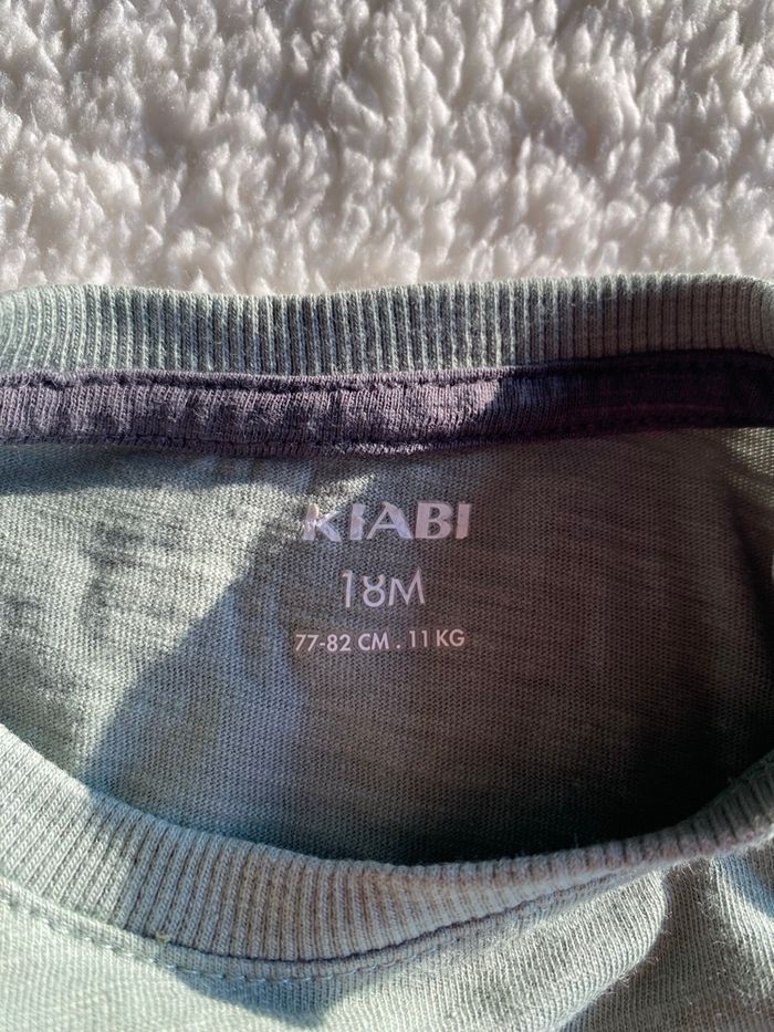 Un pull et un manche longue Kiabi et Disney baby de même taille 18 mois - photo numéro 3