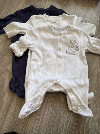 Lot de trois pyjamas, taille un mois