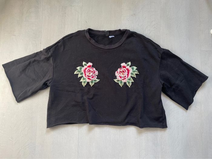 Top crop noir avec broderies fleurs roses - photo numéro 4