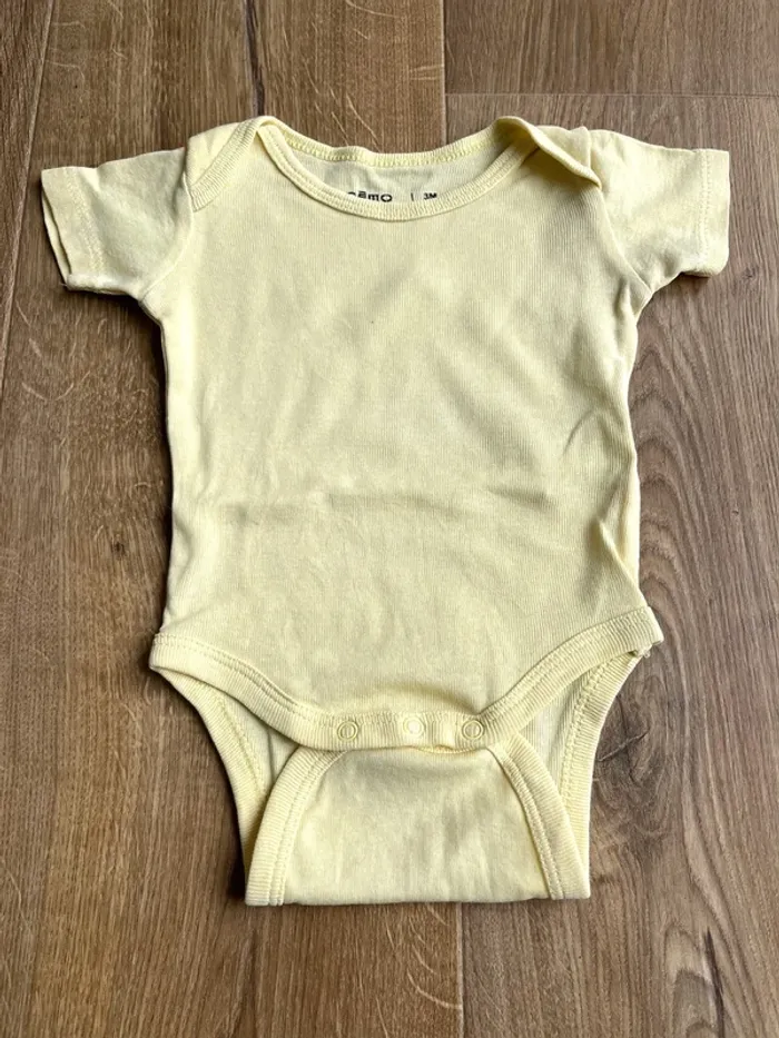Lot de 5 bodies 3 mois - photo numéro 4