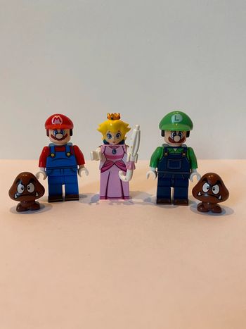 Figurine type lego Mario, Luigi et la princesse Peach. Super Mario