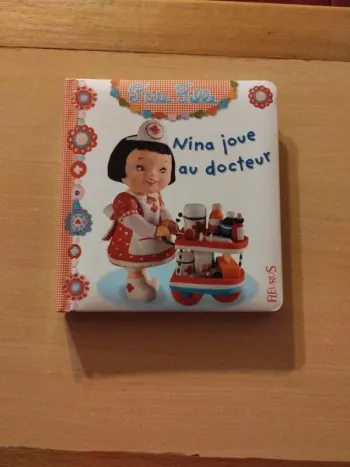 Nina joue au docteur