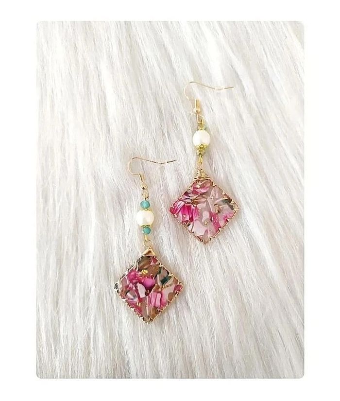 Boucles d'oreilles pendantes losange en résine acrylique avec perles - photo numéro 2
