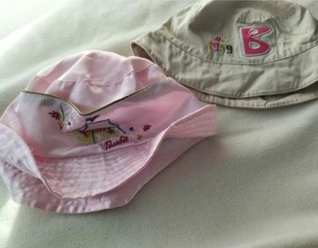 Lot de 2 chapeaux bobs Barbie neufs