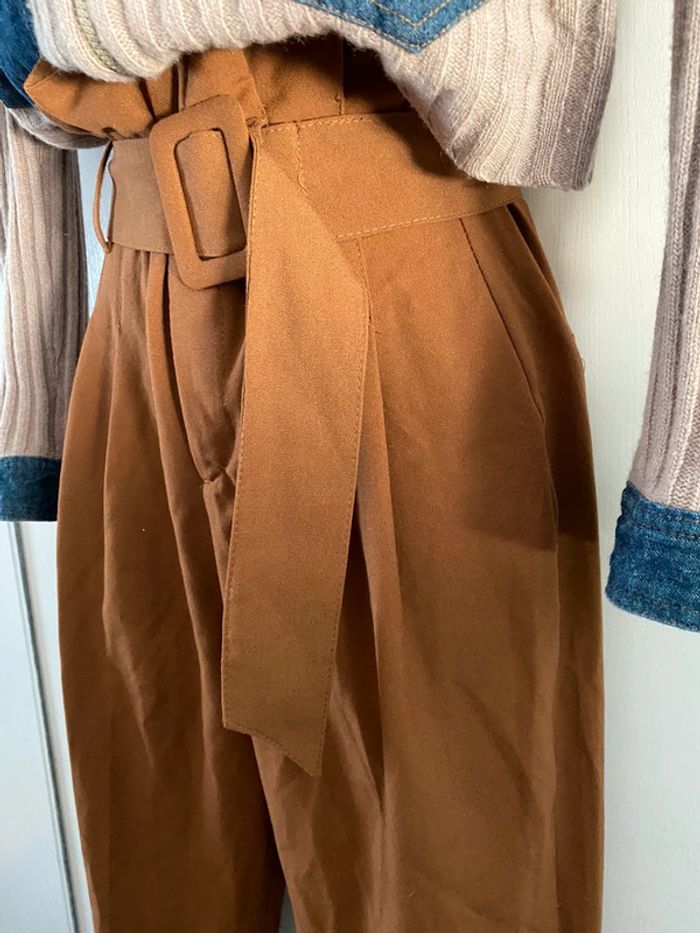 Bershka pantalon t 32  taille haute entre  marron moutarde des photos représentent bien la couleur - photo numéro 4