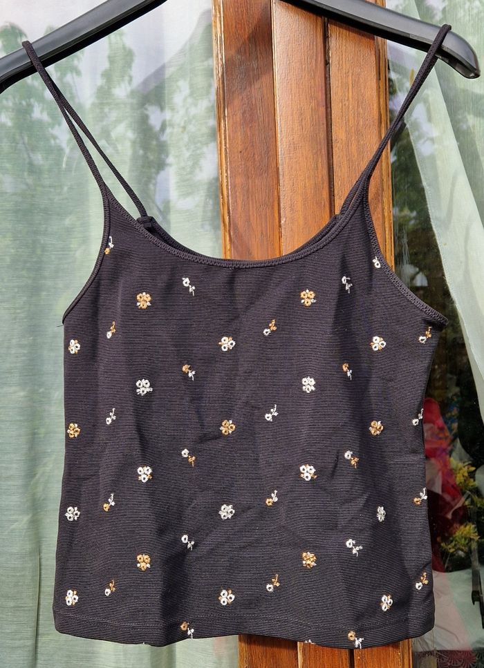 🌼 Top noir à fines bretelles – broderies fleurs – style Y2K 🌼 - photo numéro 2