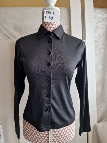 Chemise, noir satiné, en viscose &elasthanne, en très très bon état, longueur 49cm, marque Kiabi =4€