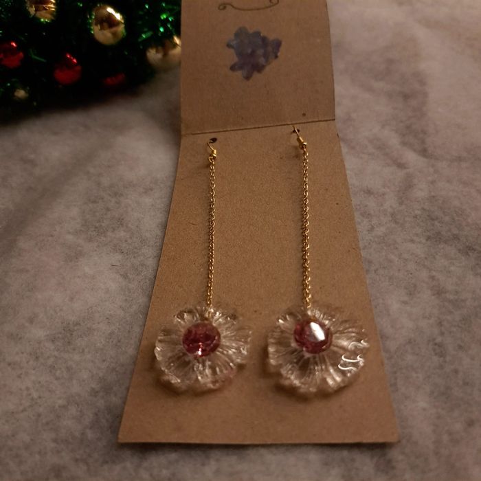 Boucles d'oreilles pendante en résine fleur - photo numéro 7