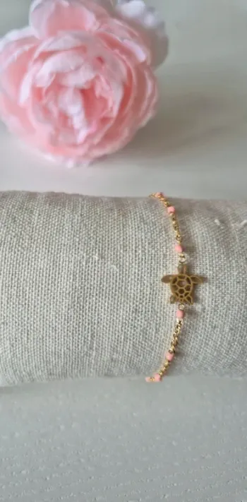 bracelet dorée en acier inoxydable 
Perles en résines rose, avec une tortue 🐢