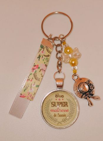 Cadeau maîtresse, porte clé message " Elue super maîtresse  de l'année "