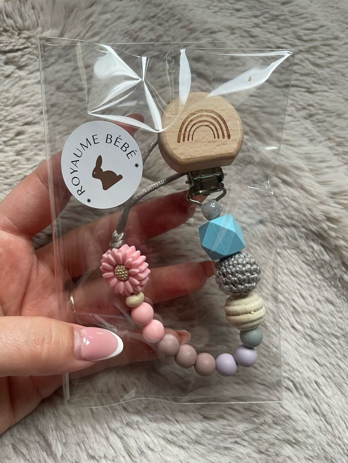 Attache tétine arc-en-ciel