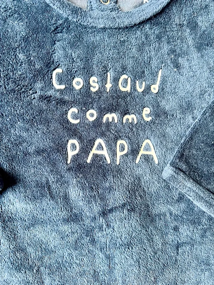 yjama Kiabi 6 mois – velours bleu marine "Costaud comme papa" en très bon état - photo numéro 2