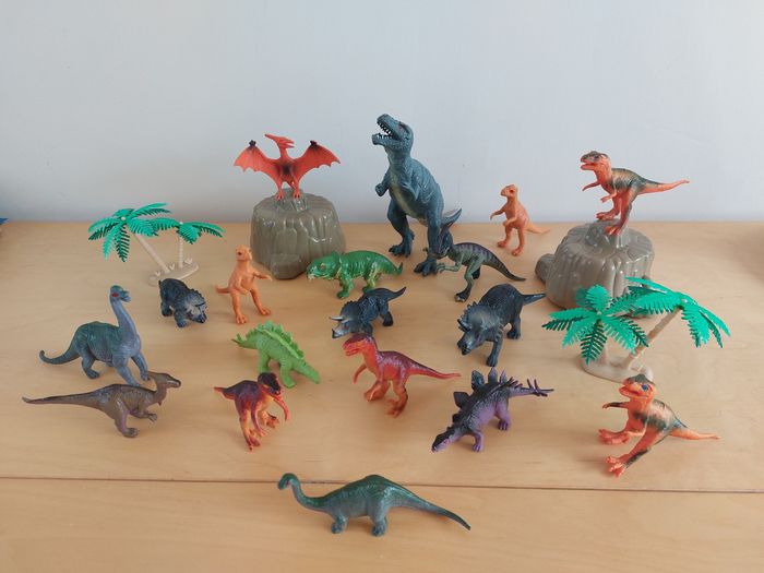 Lot de 18 dinosaures