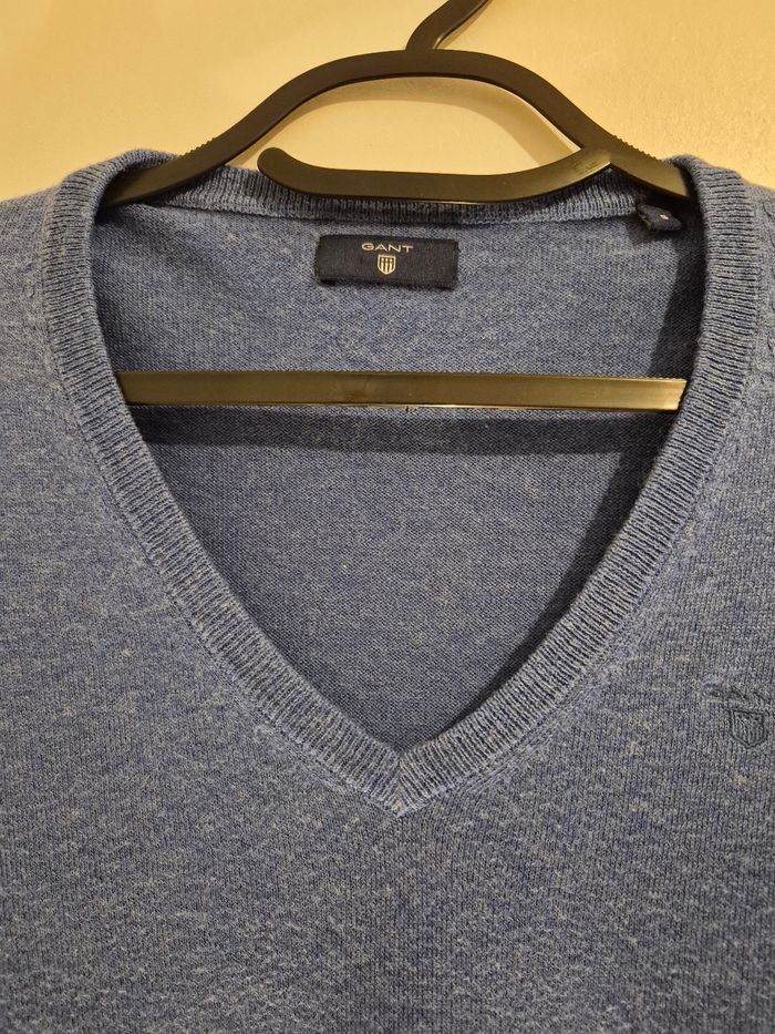 Pull col V de la marque GANT bleu taille S en parfait état  70% de cotton et 30% de laine - photo numéro 4