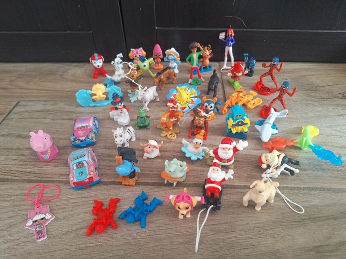 Lot jouets kinder et autres