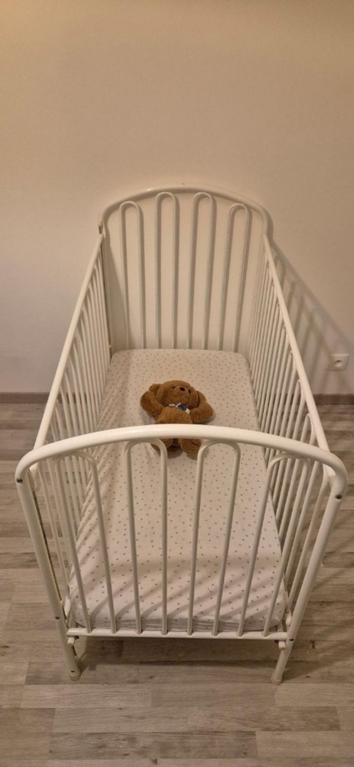 Lit à barreaux bébé