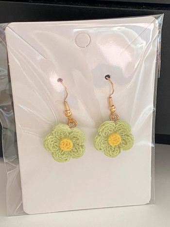 Très jolies boucles d’oreilles vertes