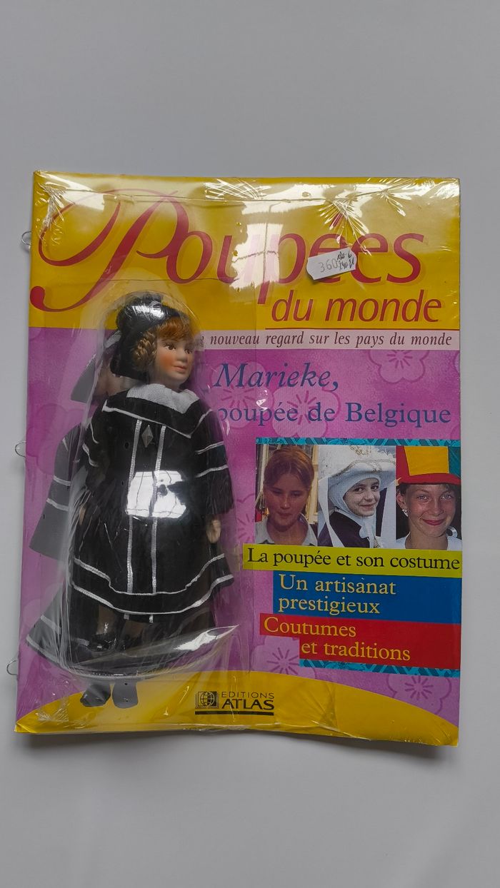 Poupée folklorique de Belgique en porcelaine 