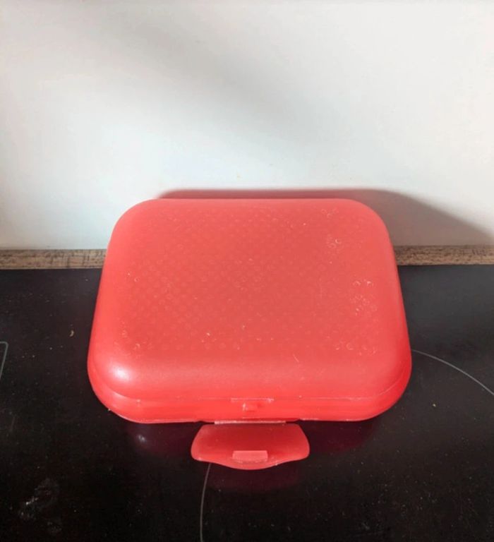 Boîte à bêtises tupperware rouge - photo numéro 3